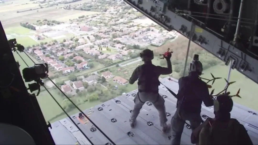 Франція випробувала ручне скидання дронів з військового літака (відео)