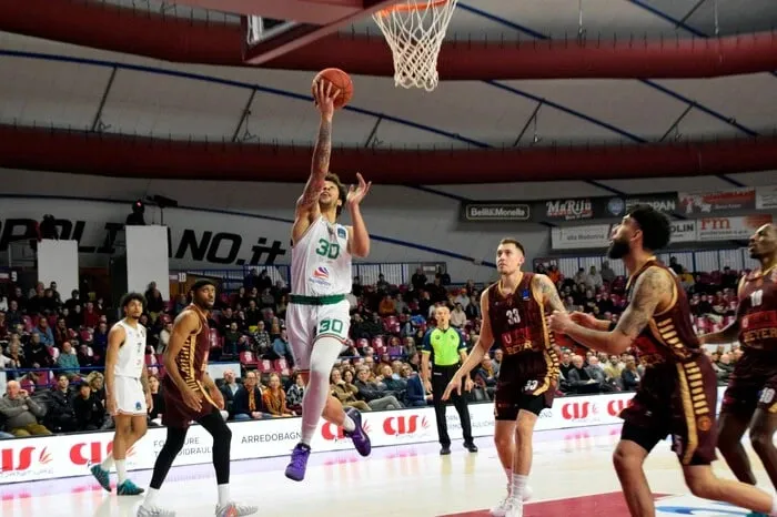 Троє українських баскетболістів зіграли в Єврокубку, найкращим був Санон