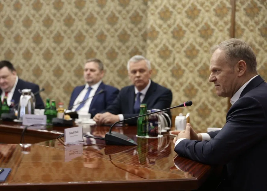 Туск скликав термінову нараду через атаки на енергетику Польщі