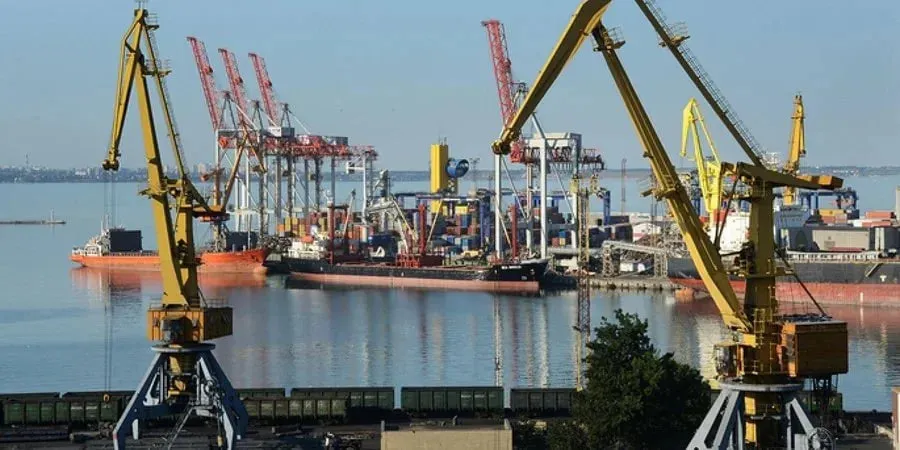 Українські порти зменшили перевалку вантажів через російські атаки