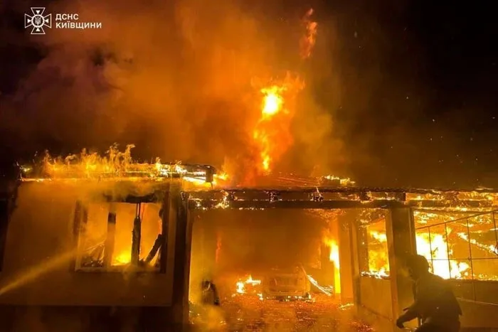 Внаслідок пожежі під Києвом загинула жінка, родина госпіталізована