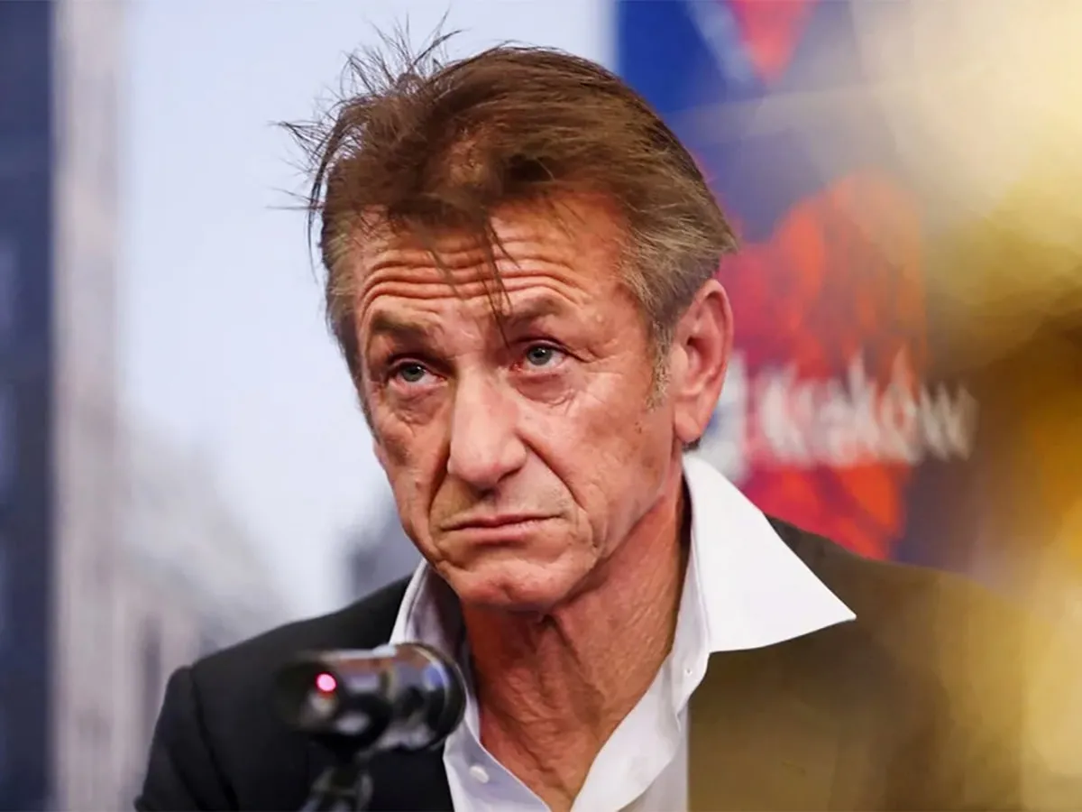 Шона Пена помітили на прогулянці з дівчиною молодшою на 34 роки