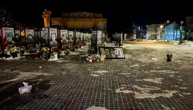 У Рівному жінці оголосили підозру за пошкодження портретів військових