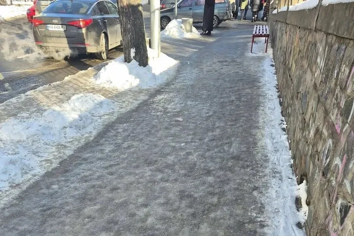 Тротуари в центрі Києва перетворилися на суцільну ковзанку — фоторепортаж
