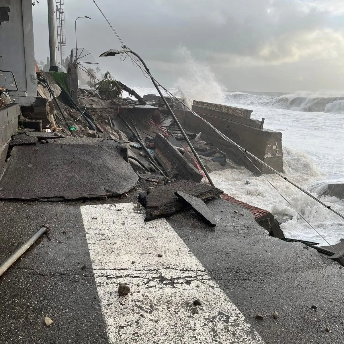 Циклон "Гаррі" обрушився на Італію з 8-метровими хвилями (Відео)