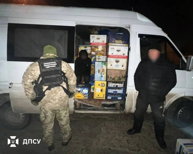 Біля кордону з Молдовою затримали чоловіка, який переховувався серед бананів
