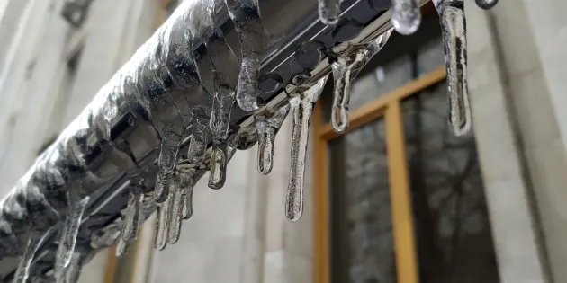 Херсонщину накрив крижаний дощ, рух дорогами не зупиняли