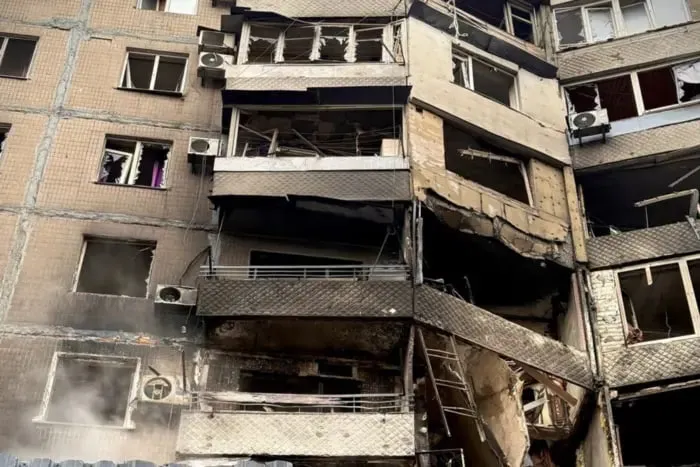 В Одесі, під завалами пошкодженого будинку, знайшли тіло чоловіка