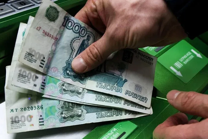 Росіяни масово забирають гроші з банків через кризу ліквідності