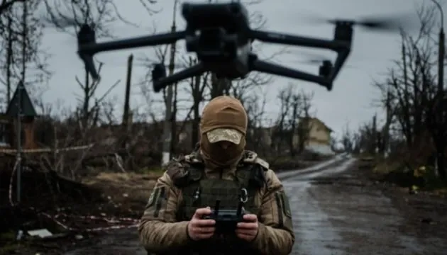 На Курському напрямку дронами знищили гаубицю та сім укриттів окупантів (відео)