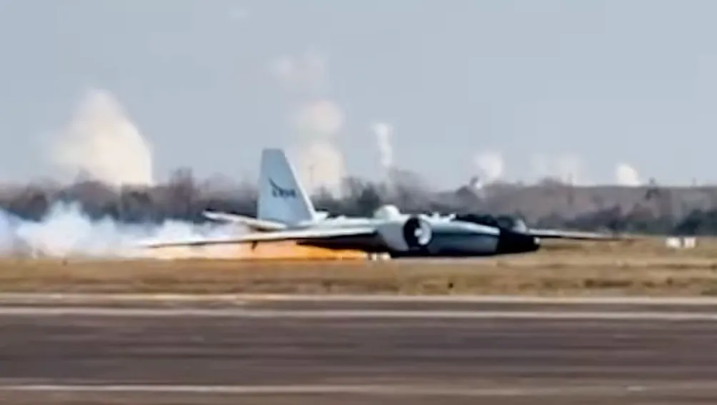 У Техасі літак NASA WB-57 здійснив аварійну посадку (відео)