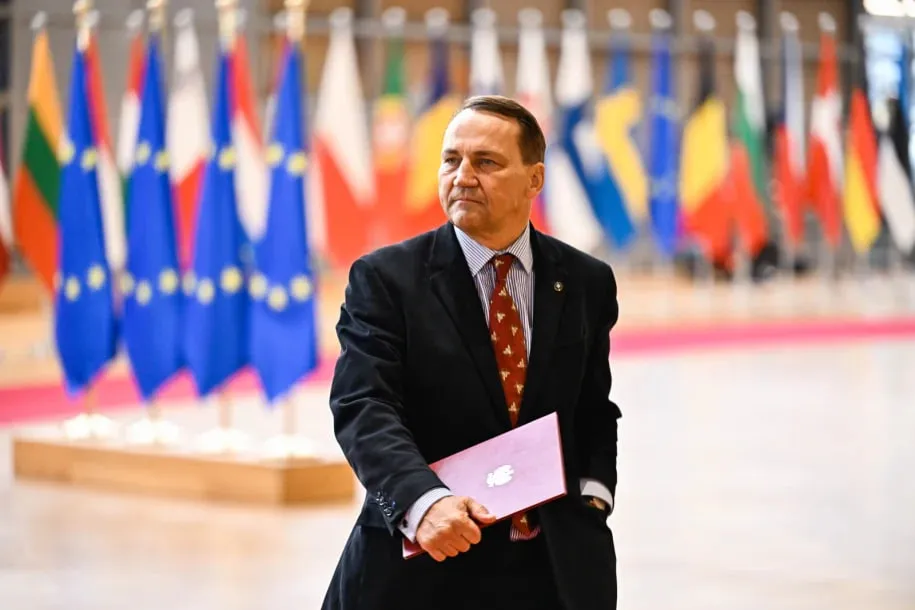 Сікорський пропонує запровадити санкції проти НПЗ, що переробляють російську нафту