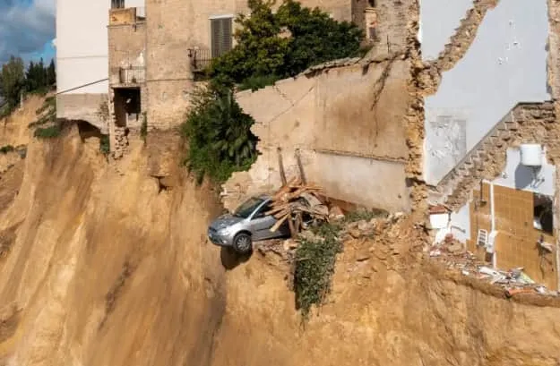 Італійський уряд розслідує масштабний зсув ґрунту на Сицилії (фото/відео)