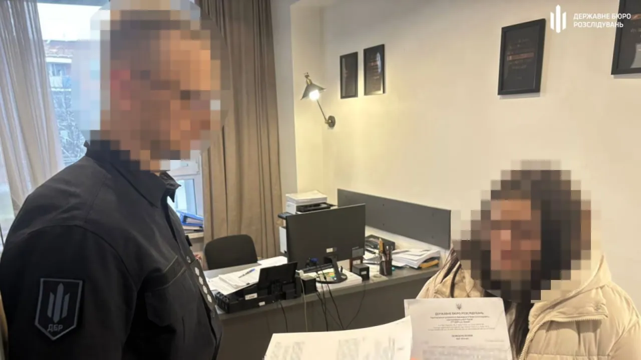 У Києві затримали операторку ТЦК за незаконну зміну даних військовозобов’язаних
