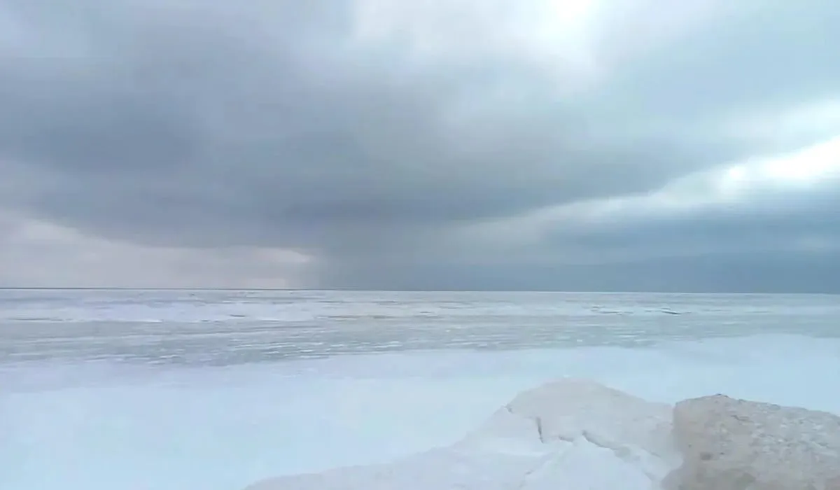 В Кирилівці Азовське море замерзло на понад 200 метрів від берега (відео)