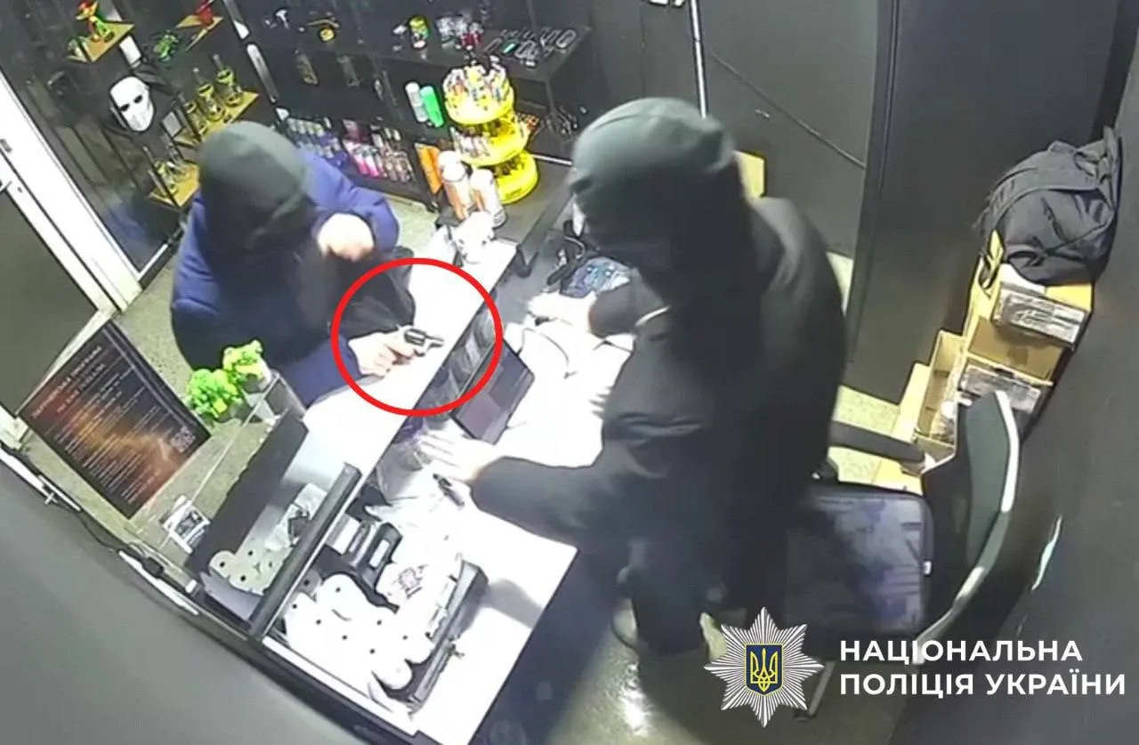 У Києві двоє чоловіків пограбували тютюнову крамницю, викрали 90 тис.грн (фото/відео)