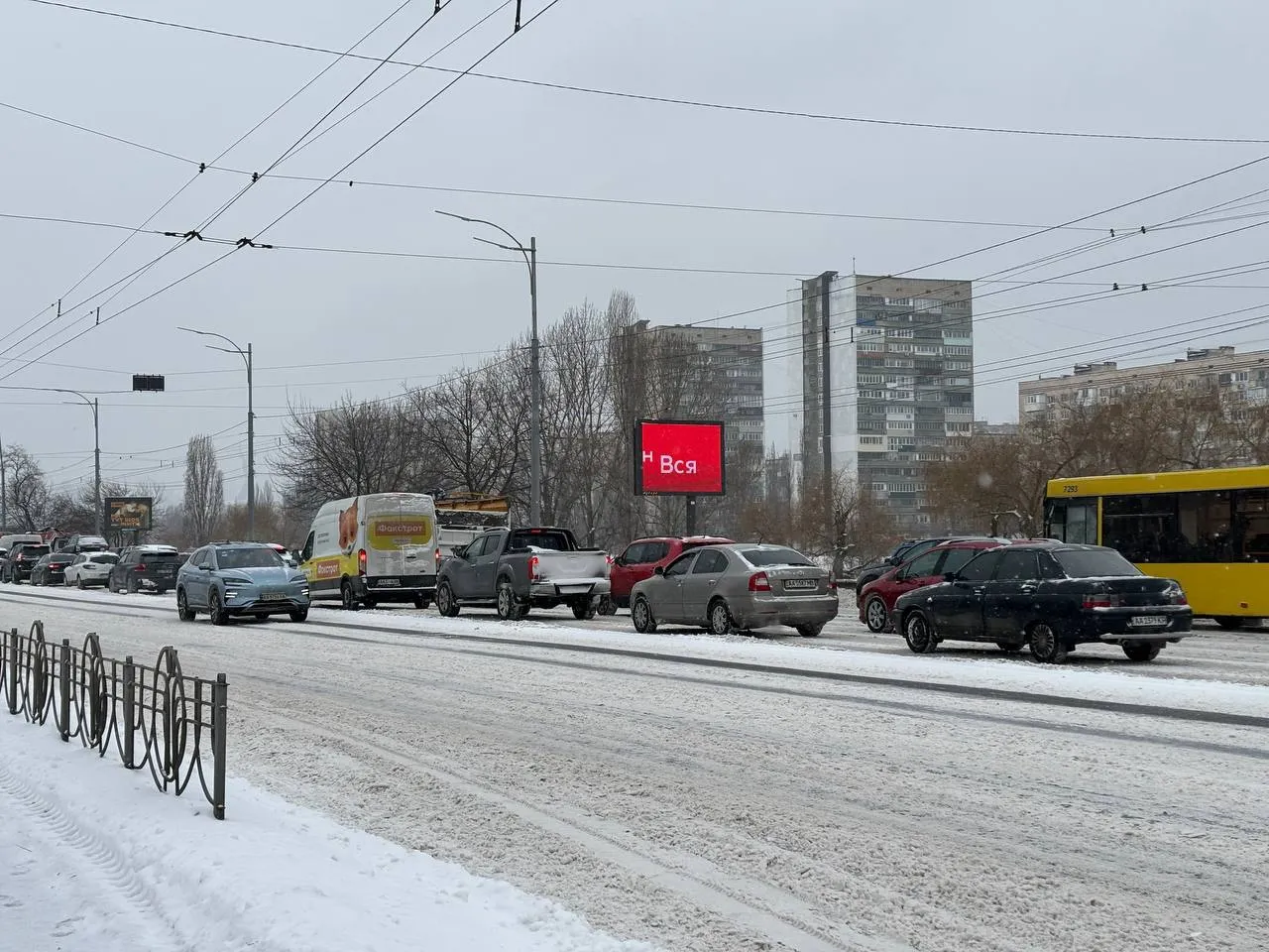 Кияни допомагають комунальникам розчищати тротуари, у місті великі затори (фото/відео)