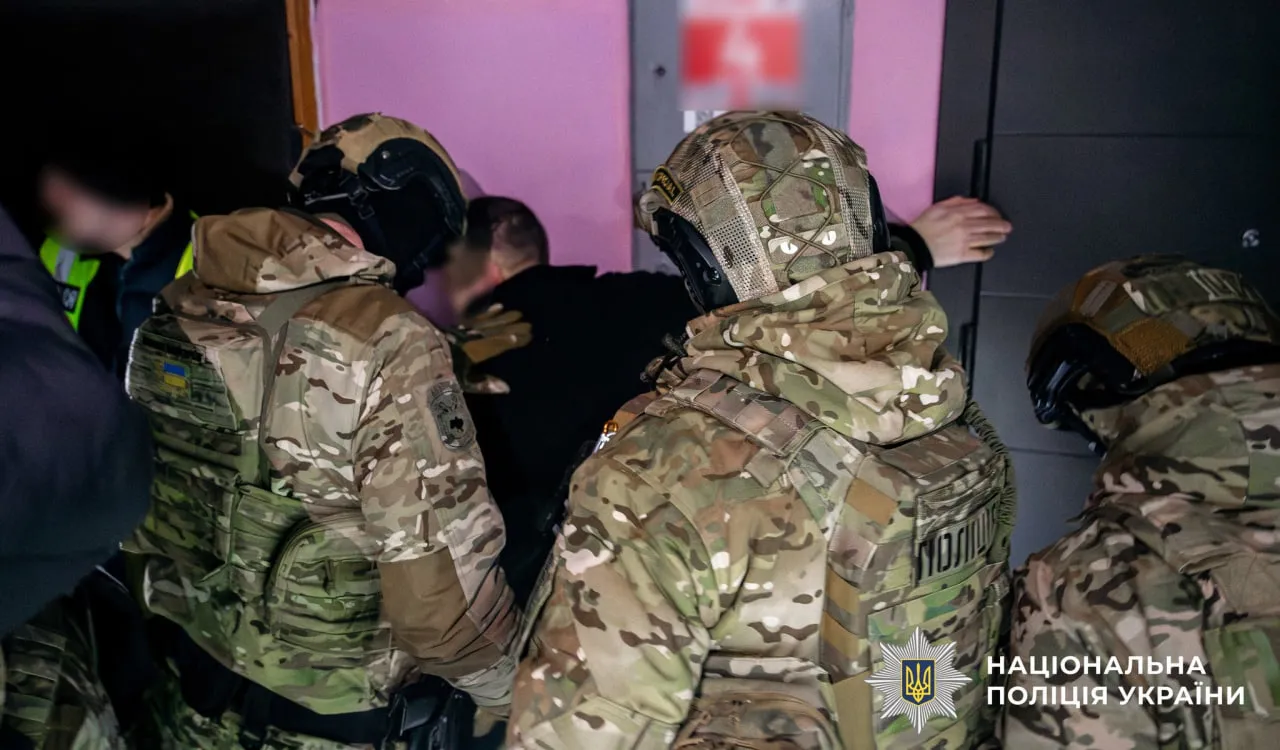 Поліція припинила схему незаконного переправлення та легалізації іноземців в Україні (фото/відео)