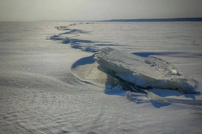 Позашляховик провалився під лід на Київському морі: є загиблий (фото/відео)