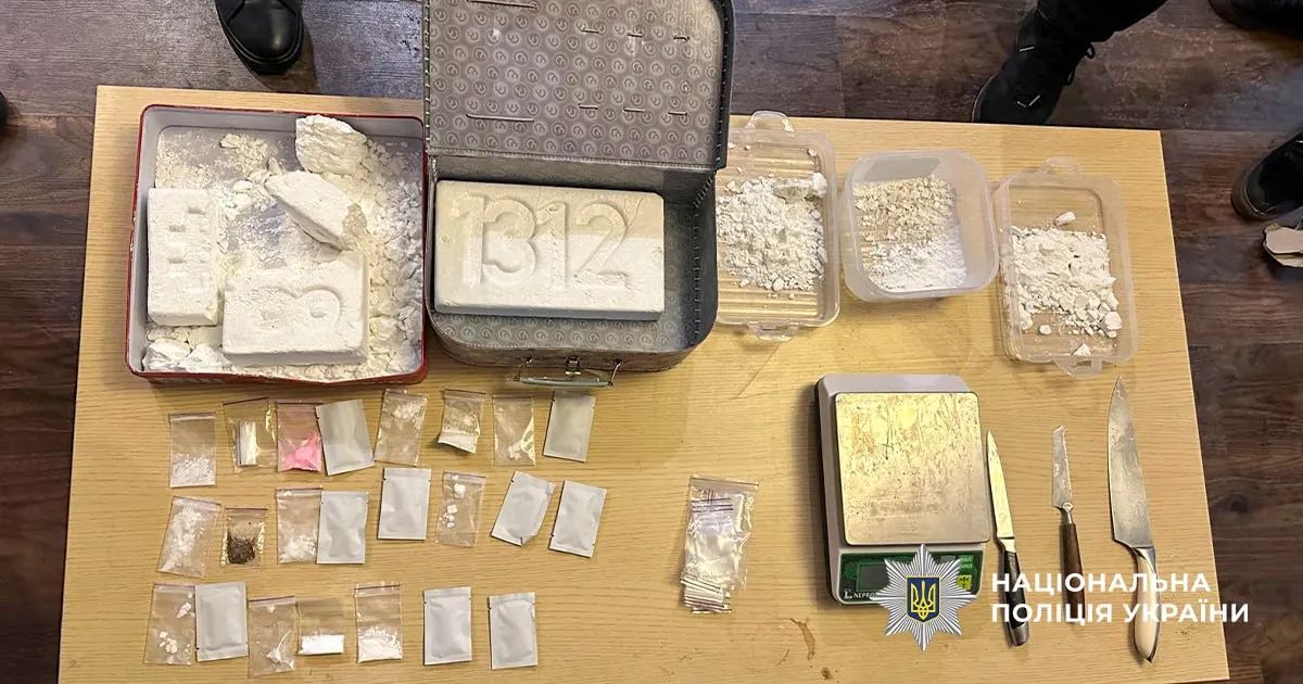 У Києві та області ліквідували міжнародний канал торгівлі кокаїном (фото)