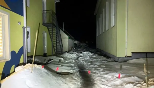 На Житомирщині дитина травмувалася через падіння снігової брили з даху дитсадка