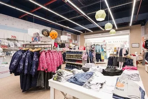 У РФ масово закриваються магазини дитячого одягу через падіння народжуваності