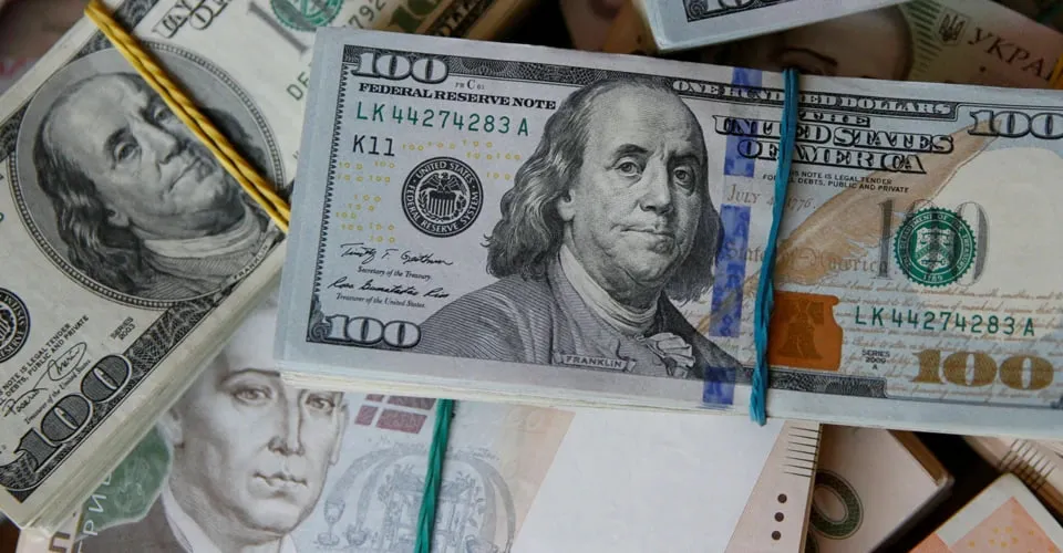 Курси валют на 18 лютого: долар додав, євро стабільний
