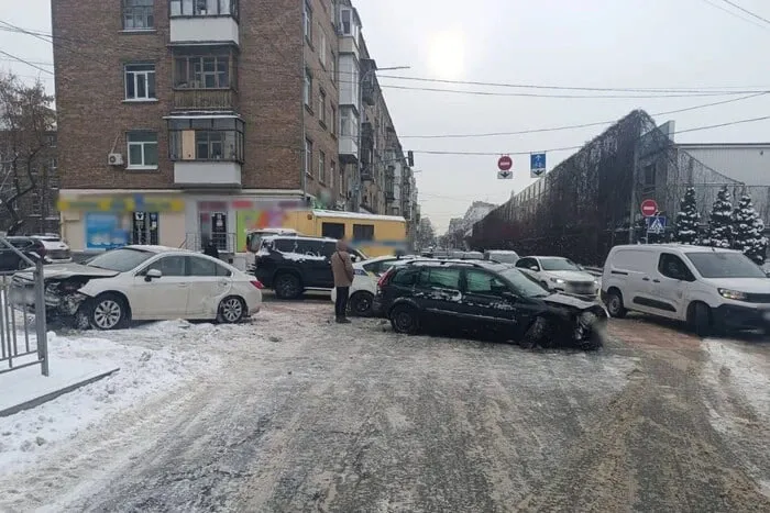 У Києві біля метро «Тараса Шевченка» сталася аварія, рух ускладнено