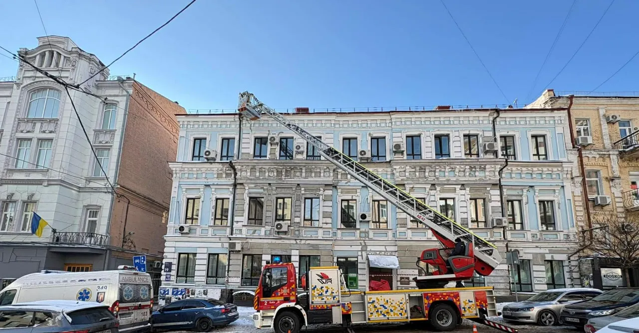 У Києві спецтехніку ДСНС залучили для прибирання бурульок лише з адмінбудівель