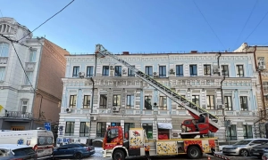 У Києві спецтехніку ДСНС залучили для прибирання бурульок лише з адмінбудівель