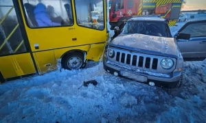 На Київщині зіткнулися легковик і шкільний автобус, є постраждалі (фото)