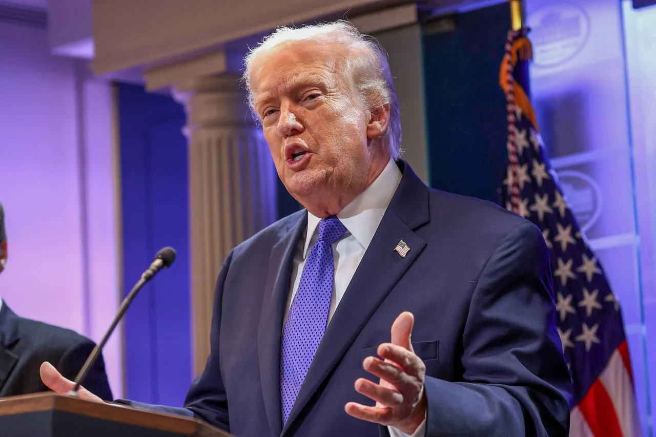 Митна служба США припиняє стягнення тарифів, введених Трампом