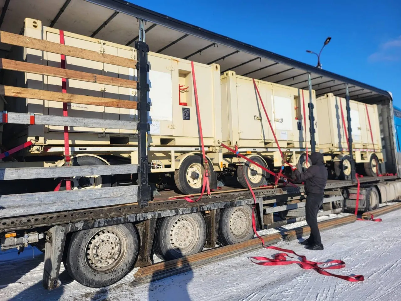 Італія передала Україні десять потужних генераторів (фото/відео)