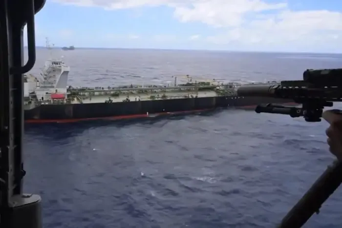 США затримали підсанкційний танкер в Індійському океані (відео)