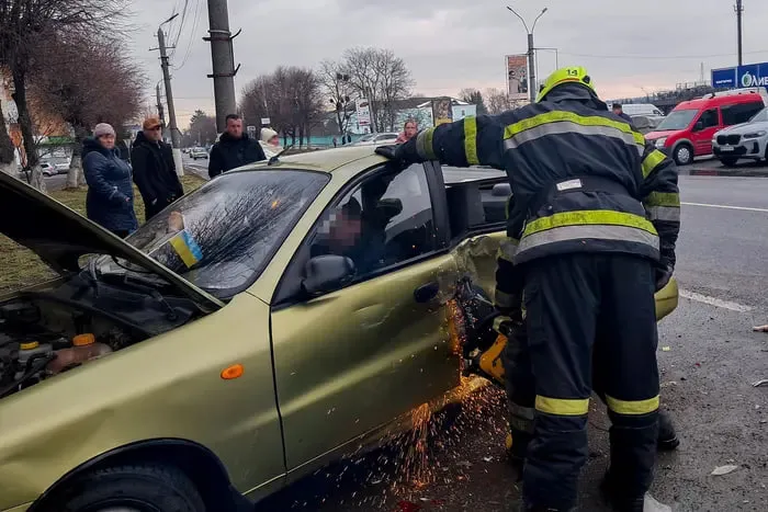 На Вінниччині рятувальники деблокували водія та пасажирку після ДТП