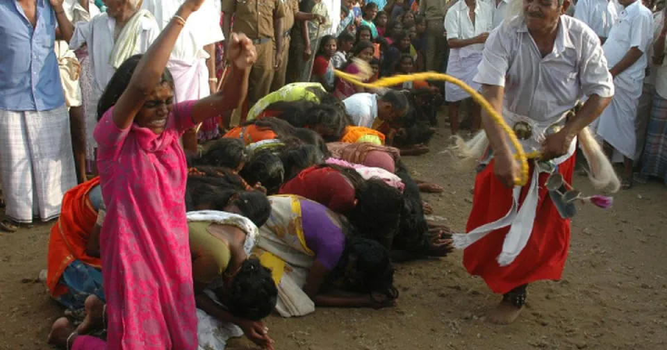 В Індії під час ритуалу “очищення” били тисячі жінок і дівчат