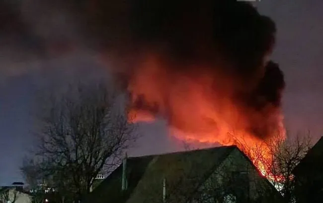 Луганськ у вогні: палає нафтобаза під Алчевськом, також уражено підстанцію