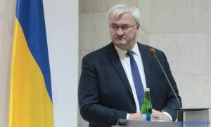 Скандал у літаку: росіянка вдарила українську дитину 