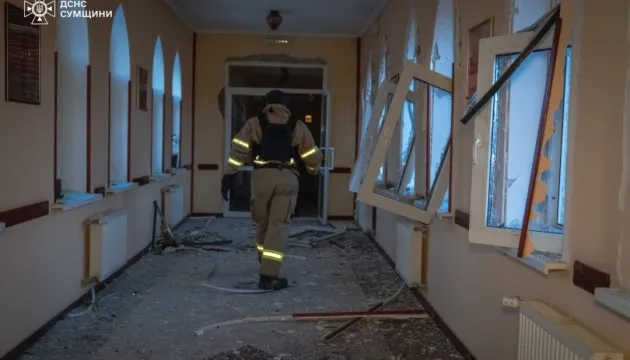 Росіяни обстріляли Суми, пошкоджено трьохповерхову будівлю