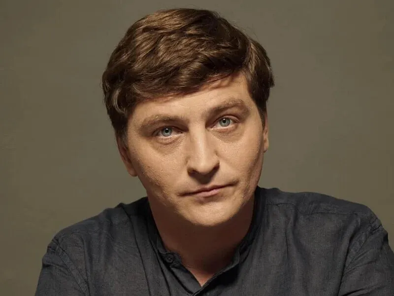 Актор В’ячеслав Довженко повідомив про заручини з молодшою на 20 років коханою