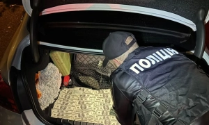 У Києві двоє чоловіків пограбували тютюнову крамницю, викрали 90 тис.грн (фото/відео)