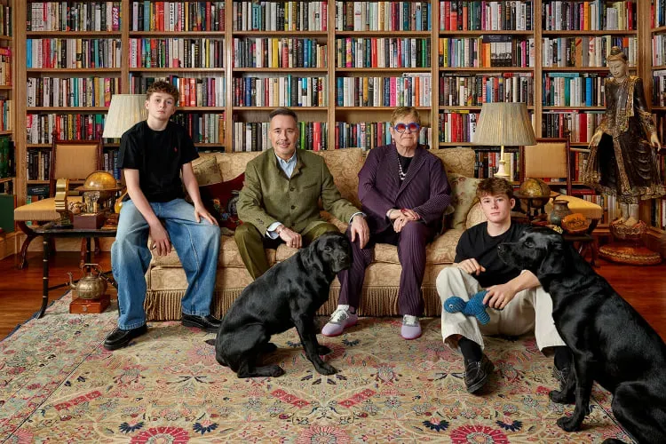 Елтон Джон із сім’єю представлений на новому портреті в Лондоні