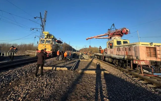 Після обстрілу РФ Укрзалізниця відновила більшість колій