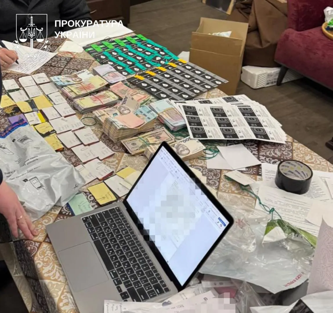 Правоохоронці викрили схему продажу паливних талонів «у тіні» на 218 млн грн