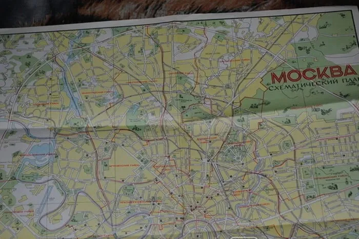 Москвичі масово купують паперові карти через проблеми з інтернетом