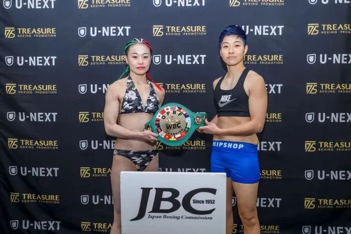 Японська боксерка взяла український прапор на церемонію зважування