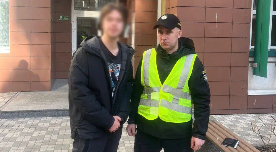 Двох блогерів покарали за відео в поліцейській формі