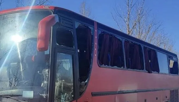 Росіяни атакували рейсовий автобус на Харківщині, загинула одна людина і четверо постраждали
