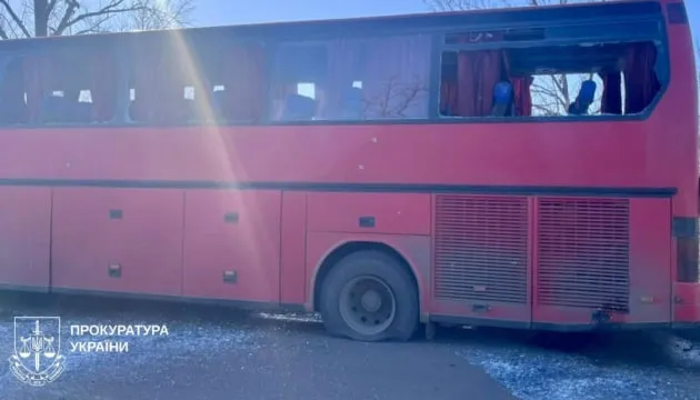 Удар РФ по автобусу на Харківщині забрав життя трьох людей