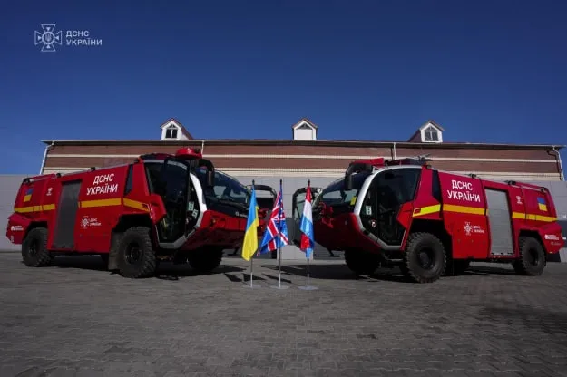 Люксембург передав Україні два сучасні пожежно-рятувальні автомобілі